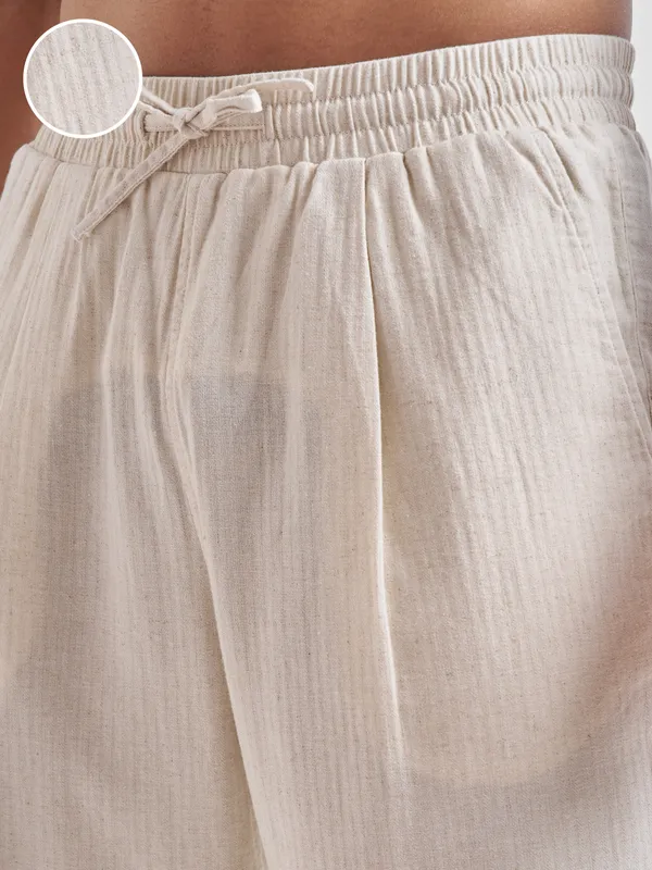 Highlander Men Beige Relaxed Fit Solid Regular Trousers