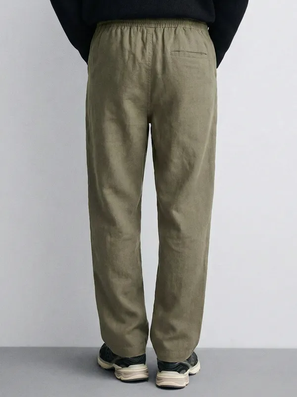 Highlander Men Olive Relaxed Fit Solid Casual Trouser