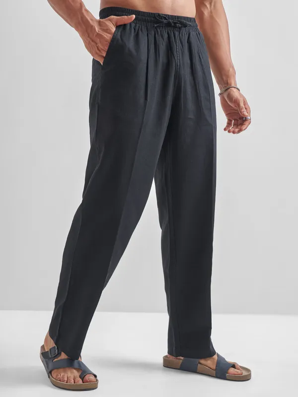 Highlander Men Black Relaxed Fit Solid Regular Trousers