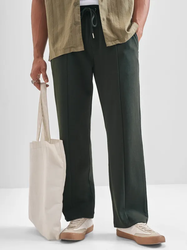 Highlander Men Olive Relaxed Fit Solid Regular Trouser