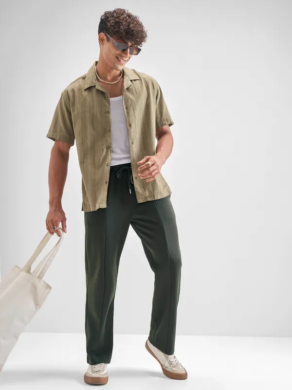 Highlander Men Olive Relaxed Fit Solid Regular Trouser