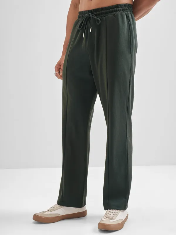 Highlander Men Olive Relaxed Fit Solid Regular Trouser