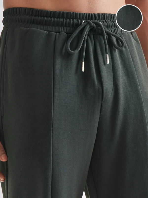 Highlander Men Olive Relaxed Fit Solid Regular Trouser