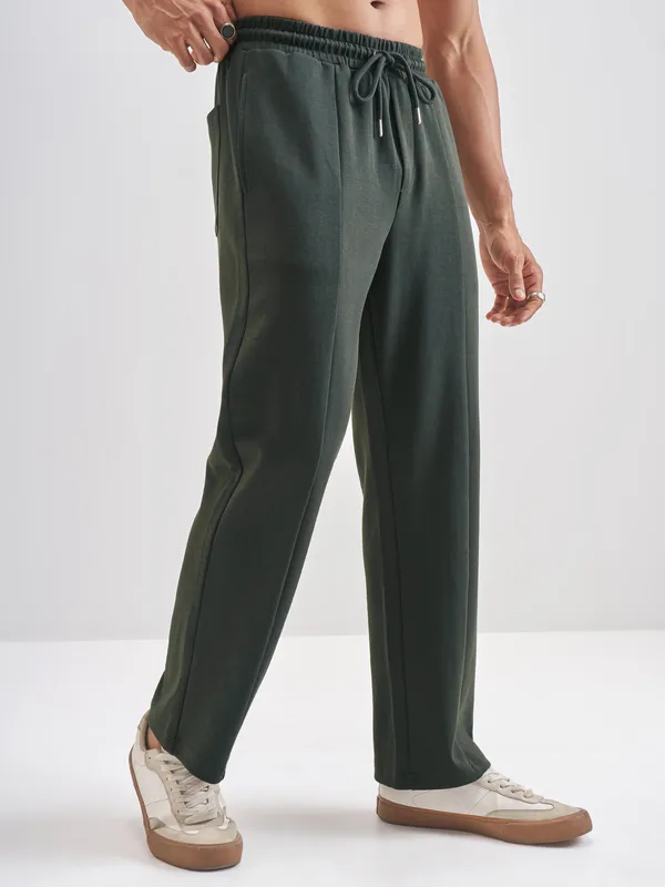 Highlander Men Olive Relaxed Fit Solid Regular Trouser
