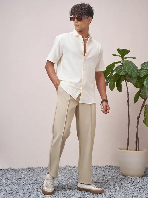 Highlander Men Beige Relaxed Fit Solid Regular Trouser