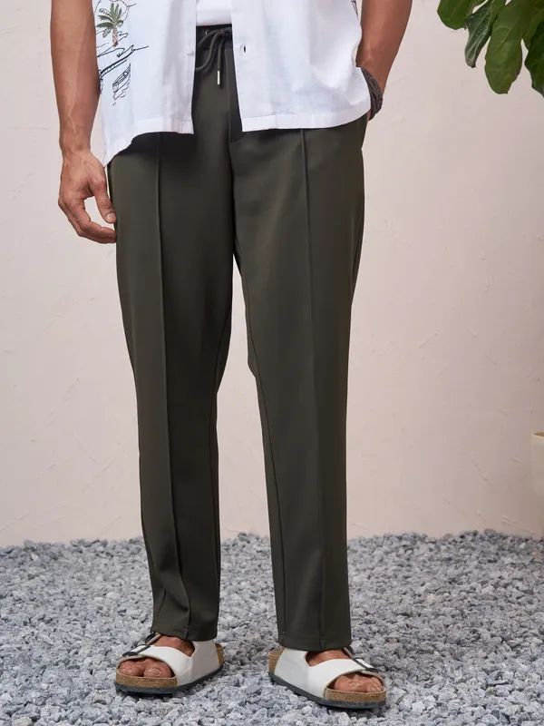 Highlander Men Olive Relaxed Fit Solid Regular Trouser