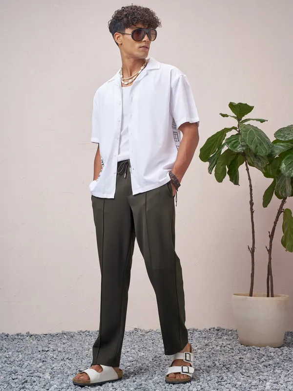 Highlander Men Olive Relaxed Fit Solid Regular Trouser