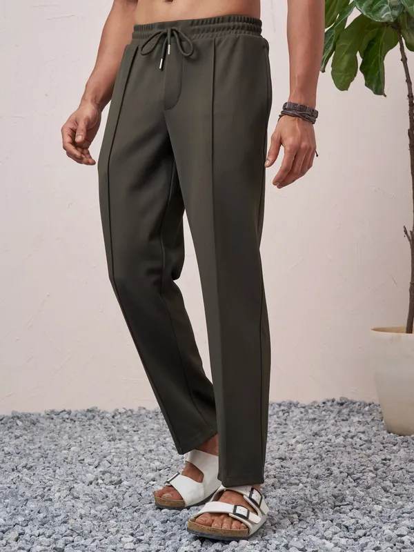 Highlander Men Olive Relaxed Fit Solid Regular Trouser