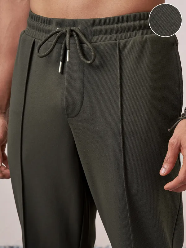 Highlander Men Olive Relaxed Fit Solid Regular Trouser