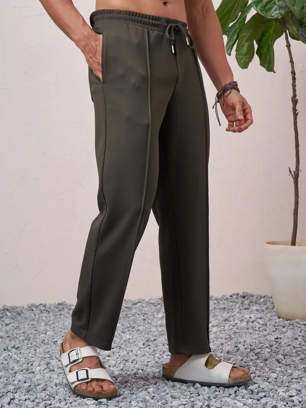 Highlander Men Olive Relaxed Fit Solid Regular Trouser