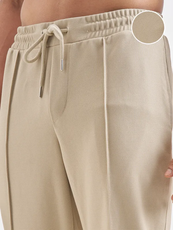 Highlander Men Beige Solid Regular Trouser