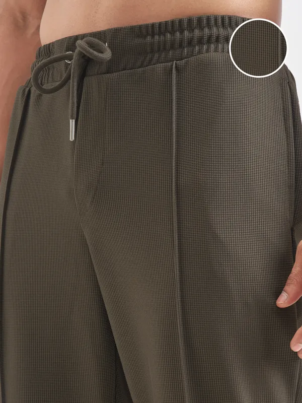 Highlander Men Olive Solid Regular Trouser