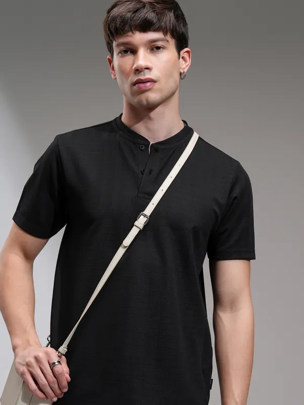 Men Solid Relaxed Fit T-Shirt