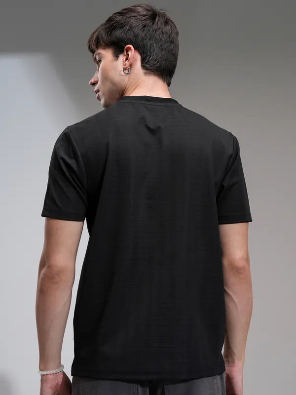 Highlander Men Black Solid Relaxed Fit T-Shirt