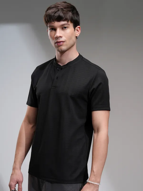 Highlander Men Black Solid Relaxed Fit T-Shirt