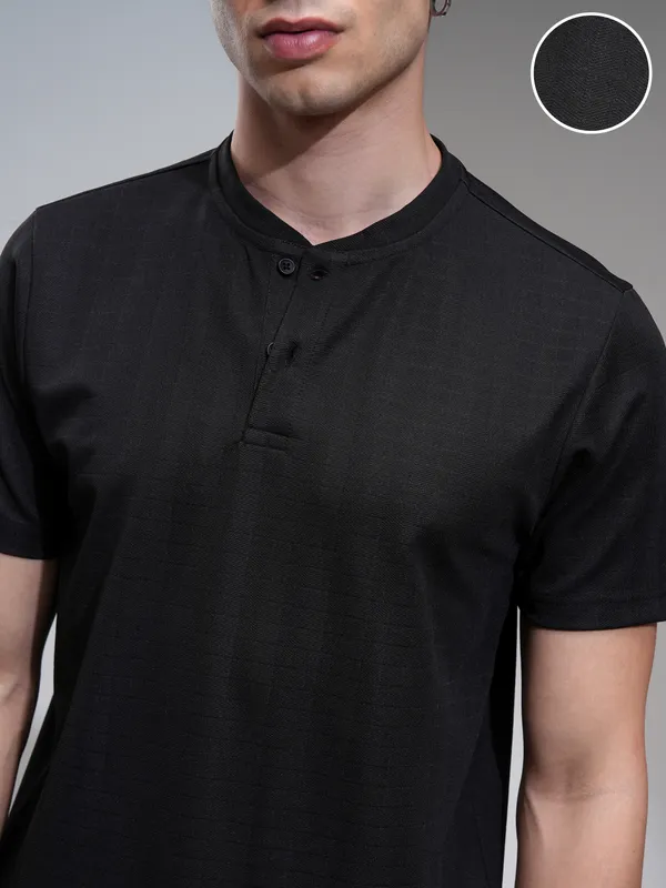Highlander Men Black Solid Relaxed Fit T-Shirt