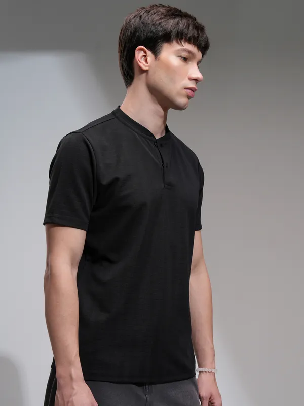 Highlander Men Black Solid Relaxed Fit T-Shirt