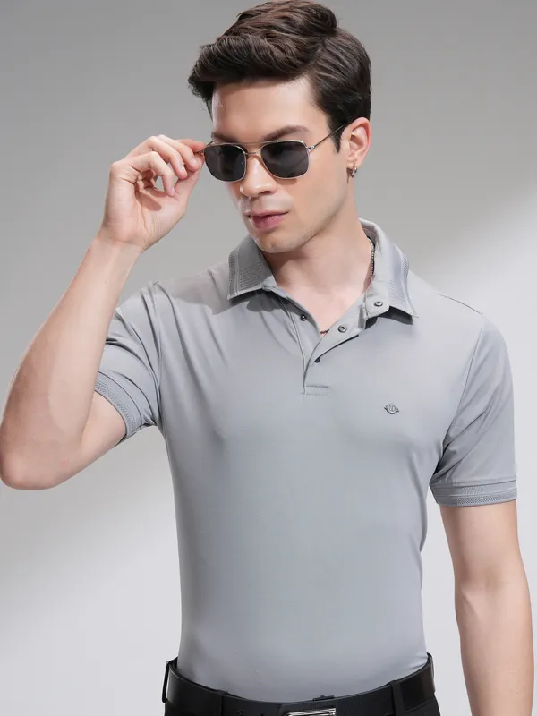 Highlander Men Grey Solid Regular Fit T-Shirt