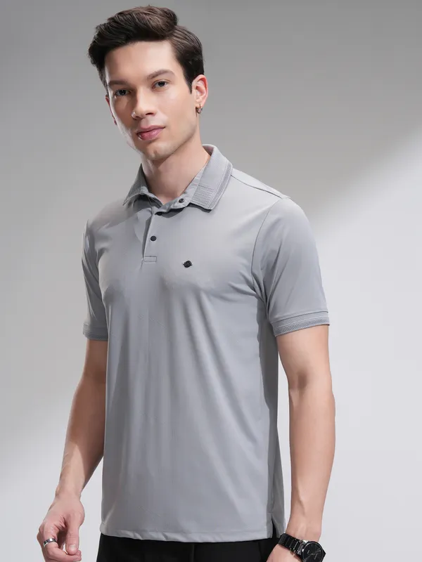 Highlander Men Grey Solid Regular Fit T-Shirt