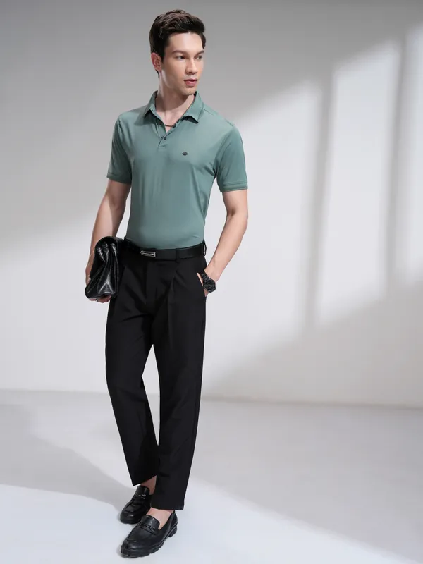 Highlander Men Green Solid Regular Fit T-Shirt