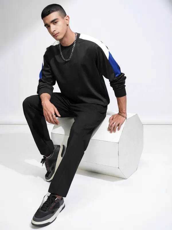 Highlander Men Black Solid Round Neck Relaxed Fit T-Shirt