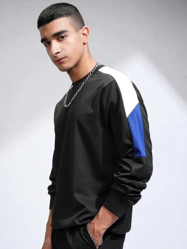 Highlander Men Black Solid Round Neck Relaxed Fit T-Shirt