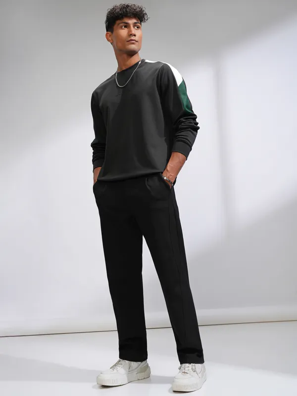 Highlander Men Black Solid Round Neck Relaxed Fit T-Shirt