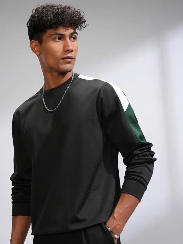Highlander Men Black Solid Round Neck Relaxed Fit T-Shirt