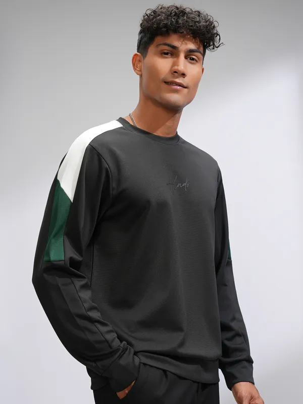 Highlander Men Black Solid Round Neck Relaxed Fit T-Shirt