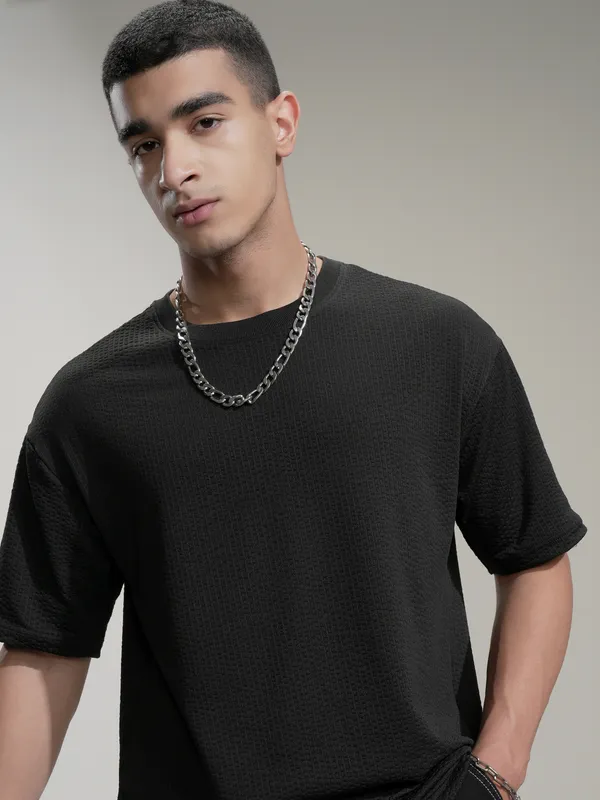 Men Solid Round Neck Relaxed Fit T-Shirt