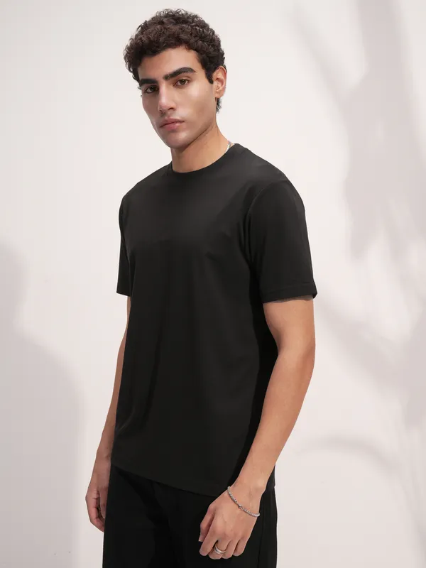 Highlander Men Black Solid Round Neck Regular Fit T-Shirt