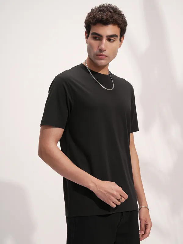 Highlander Men Black Solid Round Neck Regular Fit T-Shirt