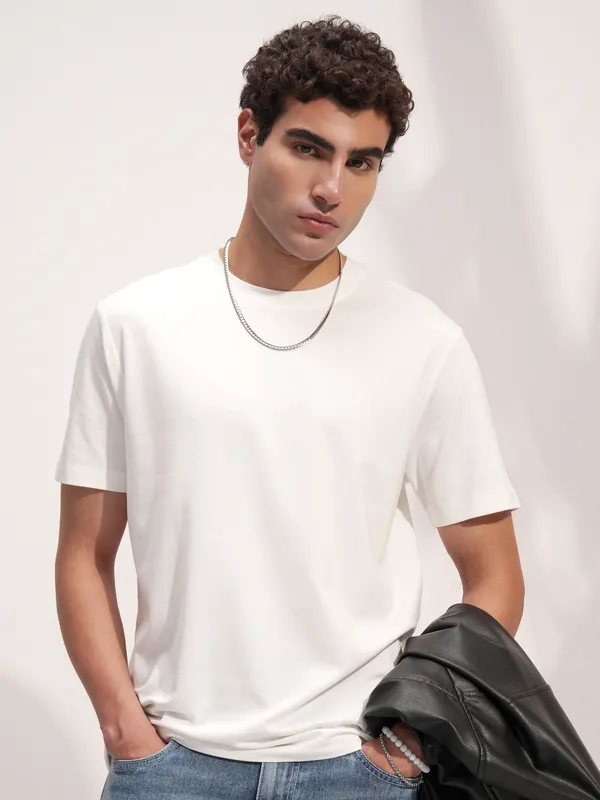 Men Solid Round Neck Regular Fit T-Shirt