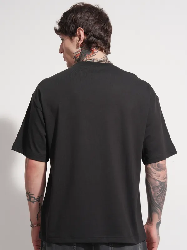 Men Applique Round Neck Oversized Fit T-Shirt