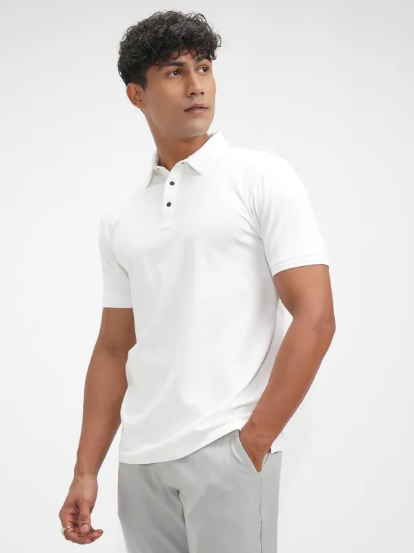 Highlander Men White Solid Polo Collar T-Shirt