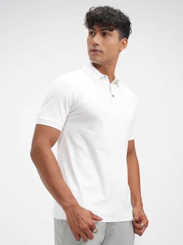 Highlander Men White Solid Polo Collar T-Shirt