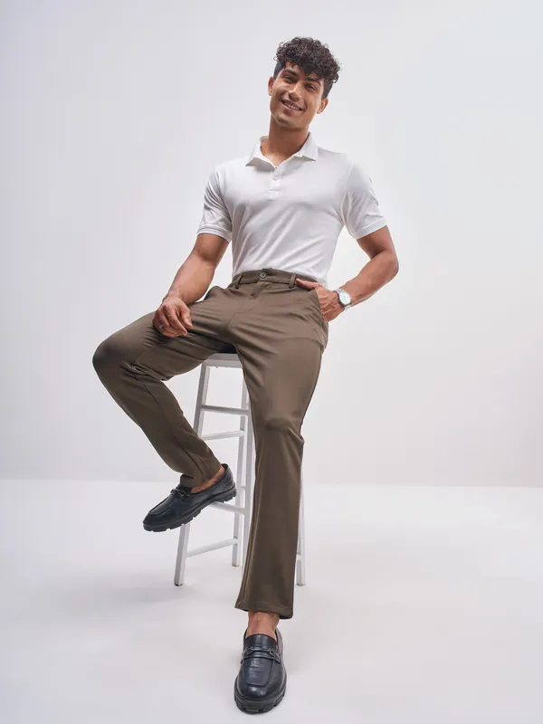 Highlander Men White Solid Polo Collar T-Shirt