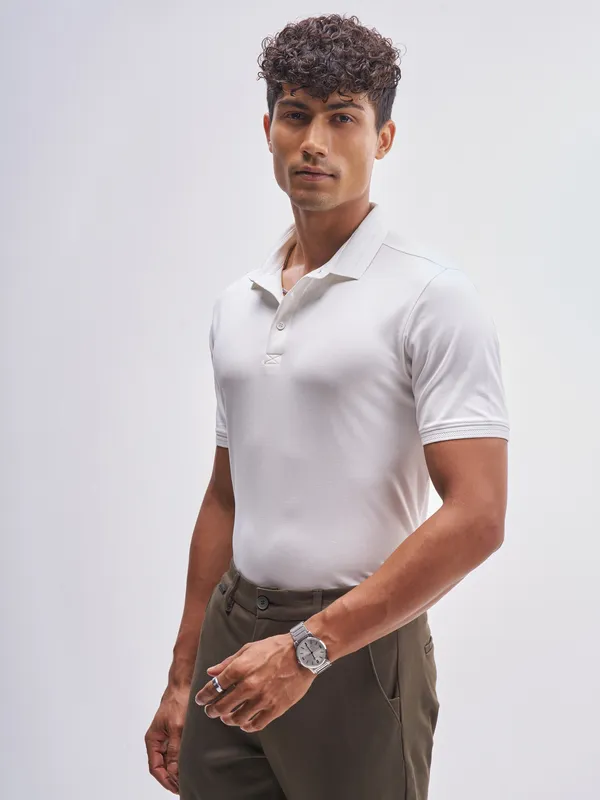 Highlander Men White Solid Polo Collar T-Shirt