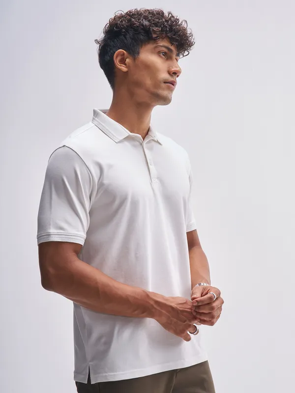 Highlander Men White Solid Polo Collar T-Shirt