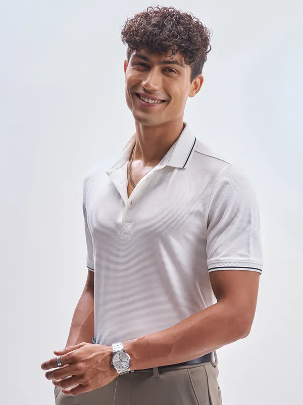 Highlander Men Off White Solid Polo Collar T-Shirt