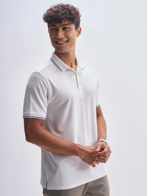 Highlander Men Off White Solid Polo Collar T-Shirt