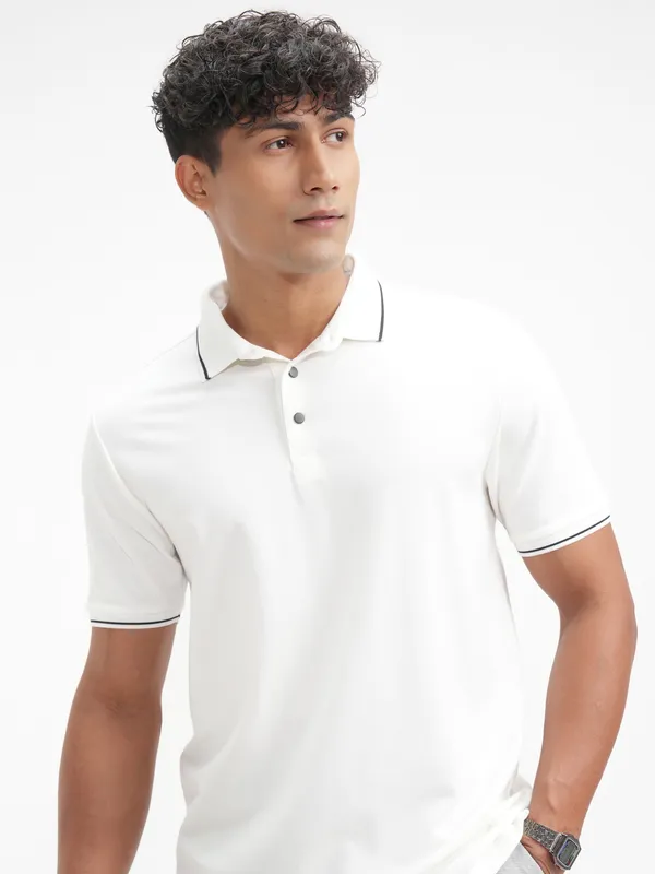 Highlander Men White Solid Polo Collar T-Shirt