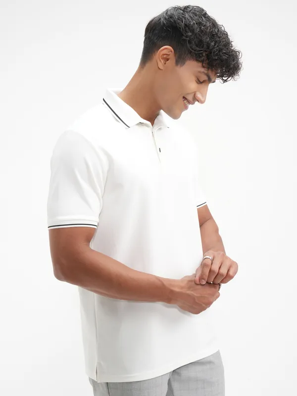 Highlander Men White Solid Polo Collar T-Shirt