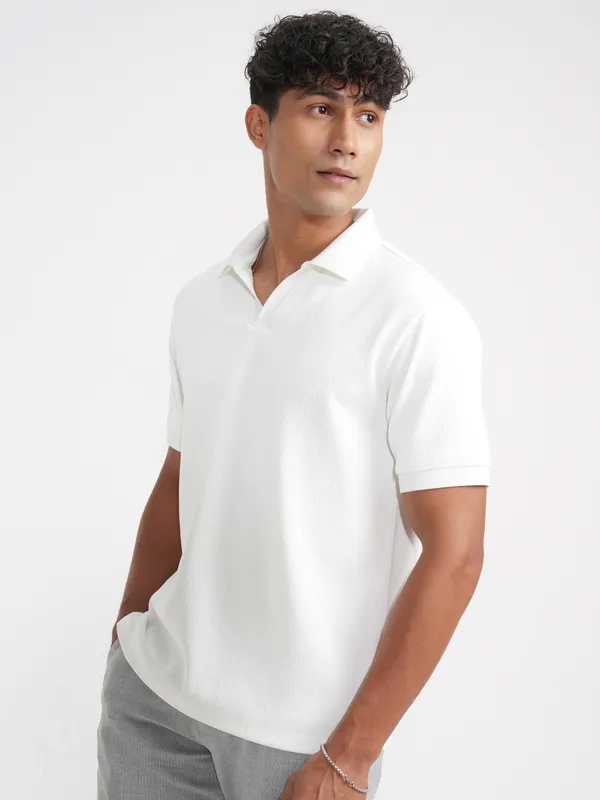 Highlander Men White Solid Polo Collar T-Shirt