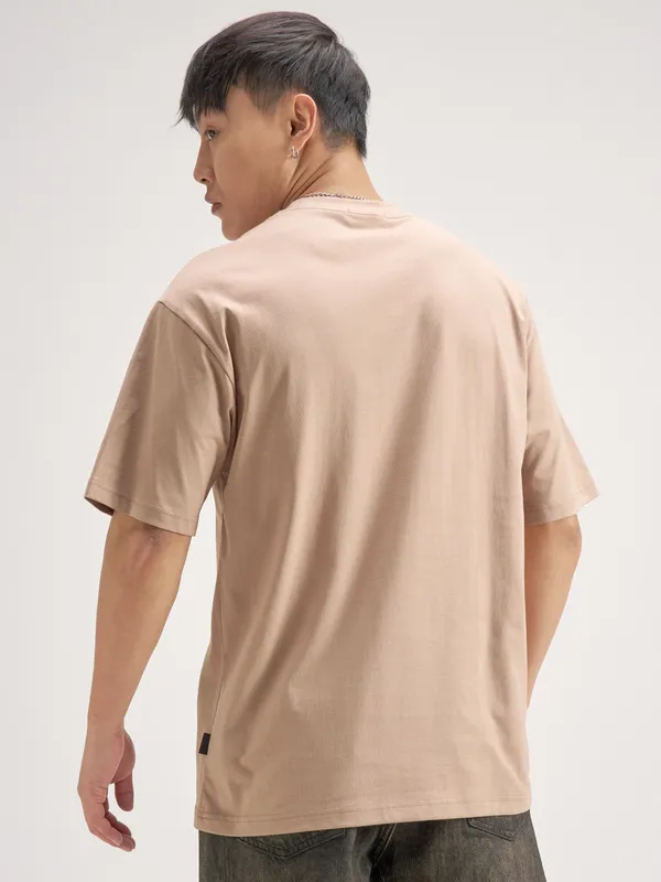 Highlander Men Tan Applique Round Neck T-Shirt