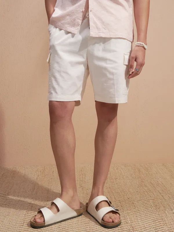 Highlander Men Off White Loose Fit Cargo Shorts