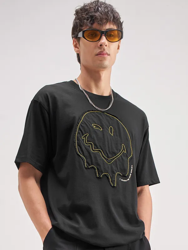Highlander Men Black SmileyWorldÂ® Applique Round Neck Applique T-Shirt