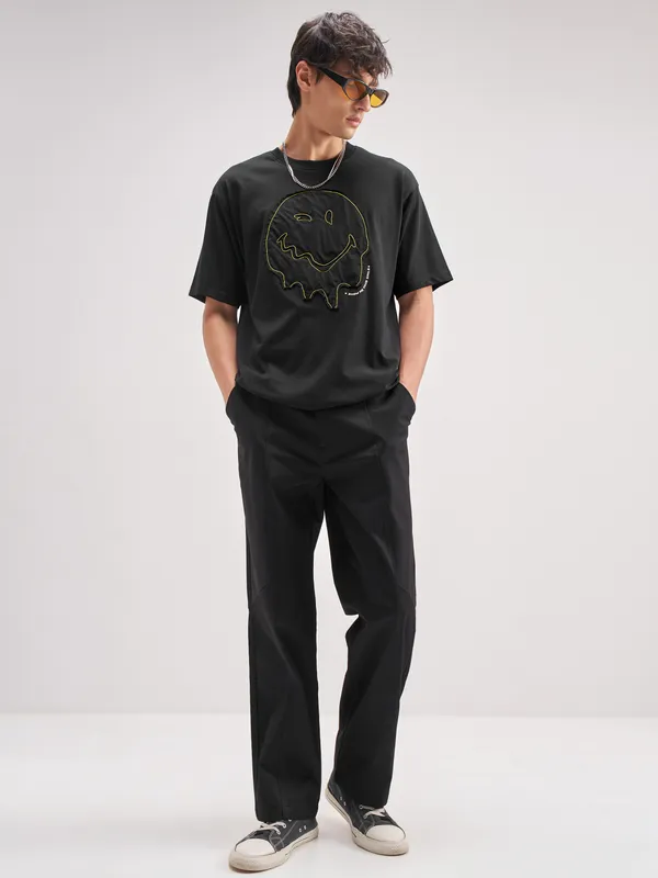 Highlander Men Black SmileyWorldÂ® Applique Round Neck Applique T-Shirt