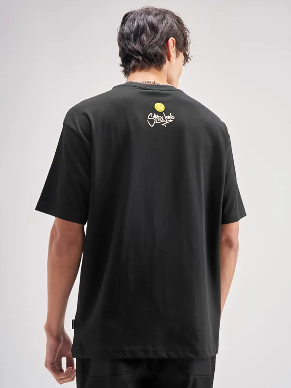 Highlander Men Black SmileyWorldÂ® Applique Round Neck Applique T-Shirt