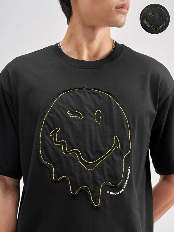 Highlander Men Black SmileyWorldÂ® Applique Round Neck Applique T-Shirt
